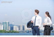 JVRF18000624 | 게티이미지코리아 | 여의도 한강공원 남성 여성 회사원 Royalty-Free 이미지