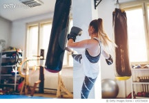 1053704636 | 게티이미지코리아 | Woman boxing in gym Royalty-Free 이미지
