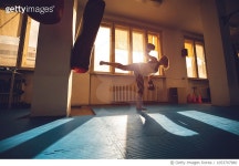 1053707980 | 게티이미지코리아 | Woman boxing in gym Royalty-Free 이미지