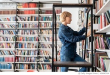 1058967166 | 게티이미지코리아 | Librarian organizing books at the library Royalty-Free 이미지