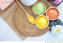 1088067102 | 게티이미지코리아 | Spa salt on spa desk Royalty-Free 이미지