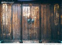 1126025265 | 게티이미지코리아 | wooden door with lion knocker Royalty-Free 이미지