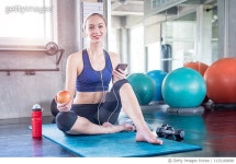 1132168090 | 게티이미지코리아 | Young woman eating apple and water after workout at sports gym Royalty-Free 이미지