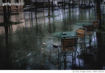 MBRF19002461 | 게티이미지코리아 | 비오는 날의 인터라켄 야외카페 Royalty-Free 이미지