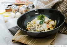 1141968180 | 게티이미지코리아 | Close-Up Of Plate Of Pasta And Chicken With Lettuce Royalty-Free 이미지