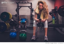 1151401110 | 게티이미지코리아 | Blondie woman resting on gym equipment. Royalty-Free 이미지