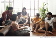 1150166955 | 게티이미지코리아 | Young roommates in their apartment in the morning Royalty-Free 이미지