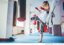 1159738948 | 게티이미지코리아 | Woman boxing in the gym Royalty-Free 이미지