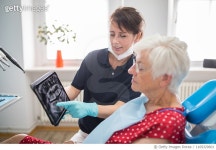 엑스퍼트마트(expat mart) | 1169329601 | 게티이미지코리아 | Dental expert explaining teeth x-ray to senior woman Royalty-Free 이미지