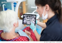 엑스퍼트마트(expat mart) | 1169329604 | 게티이미지코리아 | Dental expert explaining x-ray test results to female patient Royalty-Free 이미지
