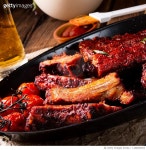1168204353 | 게티이미지코리아 | Grilled Ribs In Spicy Marinade With Salad And Vegetables Royalty-Free 이미지
