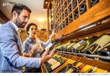 리치원픽(Rich One Pick) | 1171784785 | 게티이미지코리아 | Rich couple picking out a wine for tasting in a wine cellar Royalty-Free 이미지