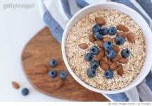 1175130418 | 게티이미지코리아 | Oatmeal porridge with walnuts, blueberries and banana in bowl - healthy rustic breakfast Royalty... 