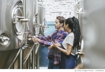 1184808102 | 게티이미지코리아 | Male Craft Brewer Drawing Beer Sample for Quality Check Royalty-Free 이미지