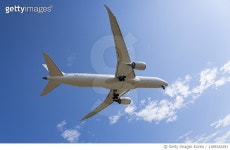 1189342491 | 게티이미지코리아 | one airplane fly in the blue sky Royalty-Free 이미지