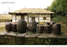 MBIA19000305 | 게티이미지코리아 | 전북 익산시 이병기 생가 초가집 장독대 항아리 Rights-Managed 이미지