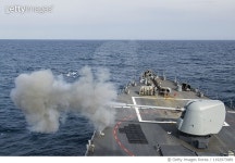 1192973989 | 게티이미지코리아 | The guided-missile destroyer USS Laboon fires its MK 45 5-inch lightweight gun. Royalty-Free... 