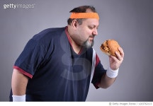 1203762113 | 게티이미지코리아 | Overweighted man chooses burger over working out Royalty-Free 이미지
