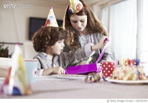 529792196 | 게티이미지코리아 | Brother (7-9) and sister (7-9) opening birthday presents Royalty-Free 이미지