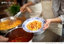 1217846831 | 게티이미지코리아 | Female chef serving pasta in a plate Royalty-Free 이미지