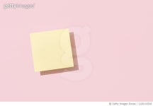 1220116518 | 게티이미지코리아 | Yellow Sticky Blank Note On Pink Background Royalty-Free 이미지