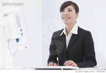 1060432020 | 게티이미지코리아 | The smiling business woman who is operating a PC Royalty-Free 이미지