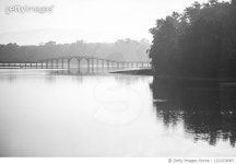 1221529087 | 게티이미지코리아 | Wooden bridge on a foggy morning lake. Royalty-Free 이미지