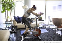 1221898702 | 게티이미지코리아 | Home Gym cycing indoors at living room Royalty-Free 이미지
