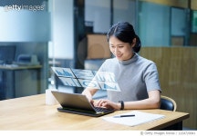 1224720041 | 게티이미지코리아 | businesswoman using virtual visual screen Royalty-Free 이미지