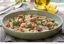 1225788980 | 게티이미지코리아 | Homemade Salad with Tuna, Red Onions and White Beans Royalty-Free 이미지