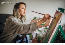 1248902760 | 게티이미지코리아 | One young woman painting in her home studio Royalty-Free 이미지