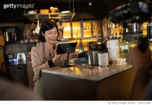 1249173340 | 게티이미지코리아 | Senior woman preparing bill at cafe Royalty-Free 이미지