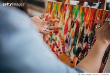 1252407741 | 게티이미지코리아 | One young creative painter painting in her studio Royalty-Free 이미지
