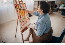 1252411145 | 게티이미지코리아 | Artist with eyeglasses working in her studio Royalty-Free 이미지