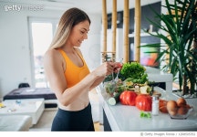 1268505352 | 게티이미지코리아 | One fit woman making healthy vegetable salad for breakfast in the kitchen Royalty-Free 이미지