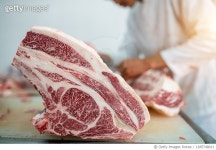 1285748011 | 게티이미지코리아 | Butcher process cutting ribeye wagyu beef in the slaughterhouse Royalty-Free 이미지