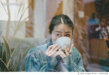 1289914066 | 게티이미지코리아 | Asian girl drinking coffee in coffee shop Royalty-Free 이미지