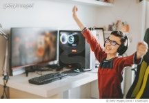 1294850289 | 게티이미지코리아 | gamer teenager boy at home playing pc games Royalty-Free 이미지
