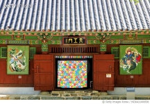 MZIKA21000538 | 게티이미지코리아 | 천왕문과 연등 Rights-Managed 이미지