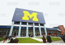 1325752057 | 게티이미지코리아 | Michigan Stadium with huge yellow and blue M sign Royalty-Free 이미지