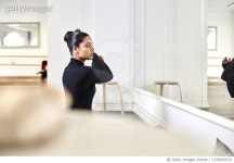 1338994713 | 게티이미지코리아 | Young woman doing her hair in a ballet studio Royalty-Free 이미지