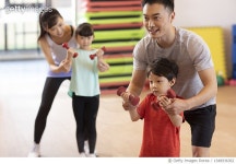 1348936362 | 게티이미지코리아 | Happy young family exercising in gym Royalty-Free 이미지