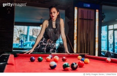 1364470224 | 게티이미지코리아 | Woman in the billiard club Royalty-Free 이미지