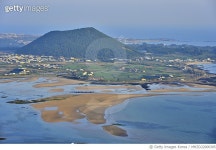 MHZD22000385 | 게티이미지코리아 | 제주도 구좌읍 종달리 해변 갯벌 Rights-Managed 이미지