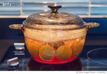 1391895521 | 게티이미지코리아 | Eggs In Boiling Water On Modern Kitchen Stove, Shallow Depth Of Field Royalty-Free 이미지