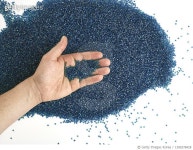 1390278428 | 게티이미지코리아 | mans hand with flakes of recycled polymers Royalty-Free 이미지