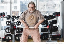 1422543904 | 게티이미지코리아 | Active senior man lifting barbell while exercising in gym Royalty-Free 이미지