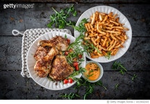 1413602143 | 게티이미지코리아 | Crispy chicken with fries Royalty-Free 이미지