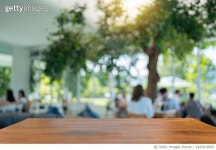 1443018925 | 게티이미지코리아 | Wood table top on blurred of cafe shop with people background. Royalty-Free 이미지