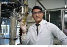 1443557387 | 게티이미지코리아 | Chemist researching cannabis essential oil in science lab. Royalty-Free 이미지